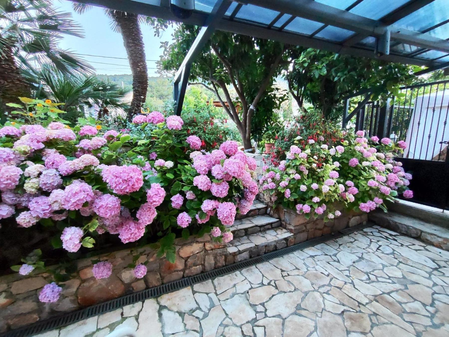 Vacation House Orange Veli Lošinj Eksteriør billede